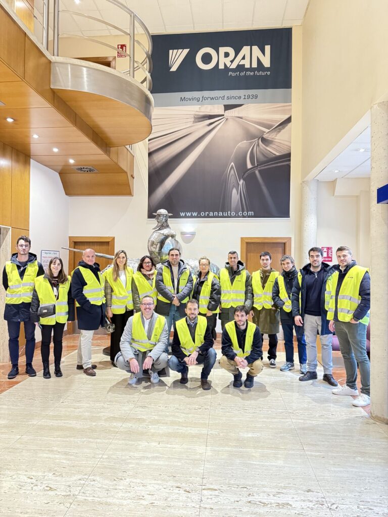 Asistentes a la visita a la fábrica de ORAN Auto